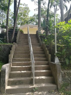 Yaz parkındaki açık hava merdivenlerinin gündüz çekimi