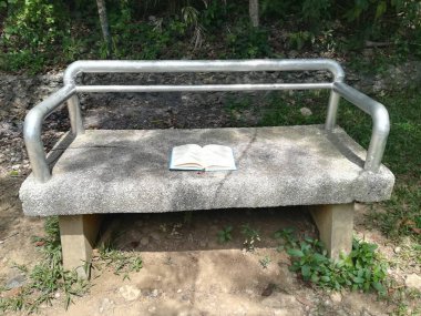 Masanın üzerinde boş beyaz bir kağıt olan açık bir kitap. Eğitim ve bilgi kavramı