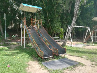 parkta yaşlı slayt