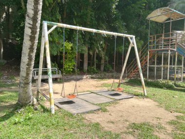 Parkta eski bir salıncak