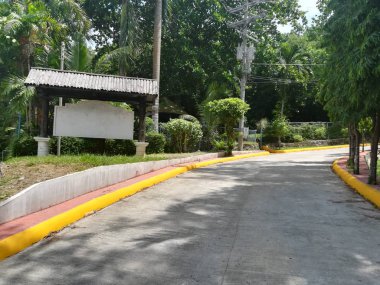 Parktan geçen bir yol. Dinlenme ve rahatlama kavramı