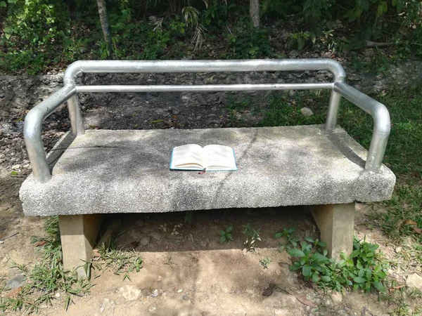 Masanın üzerinde boş beyaz bir kağıt olan açık bir kitap. Eğitim ve bilgi kavramı