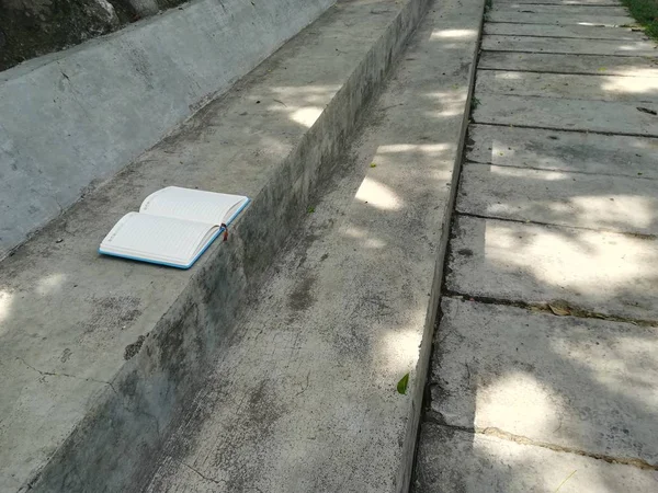 Masanın Üzerinde Boş Beyaz Bir Kağıt Olan Açık Bir Kitap — Stok fotoğraf