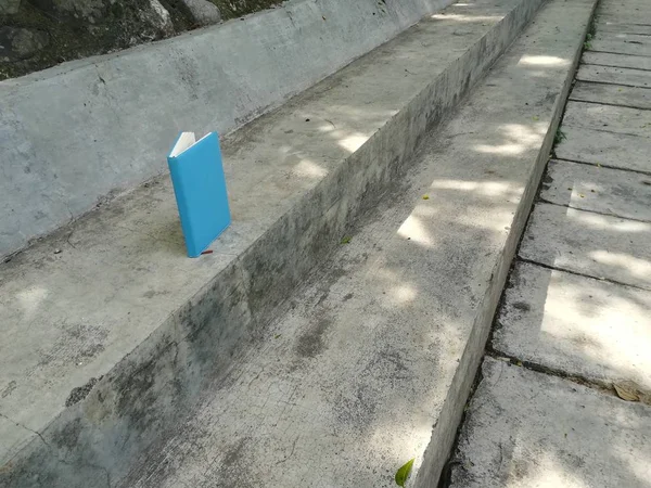 Caderno Azul Sobre Escada Concreto — Fotografia de Stock