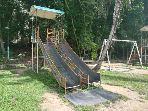 parkta yaşlı slayt