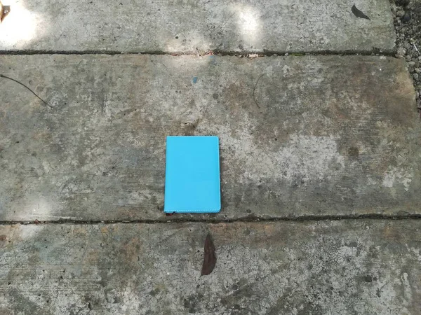 Mavi Kapaklı Bir Kitap Yere Serilmiş — Stok fotoğraf