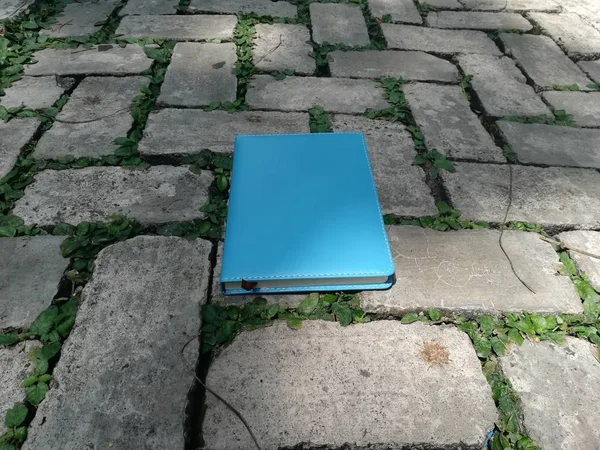 Arnavut Kaldırımlı Yol Üstünde Mavi Defter — Stok fotoğraf