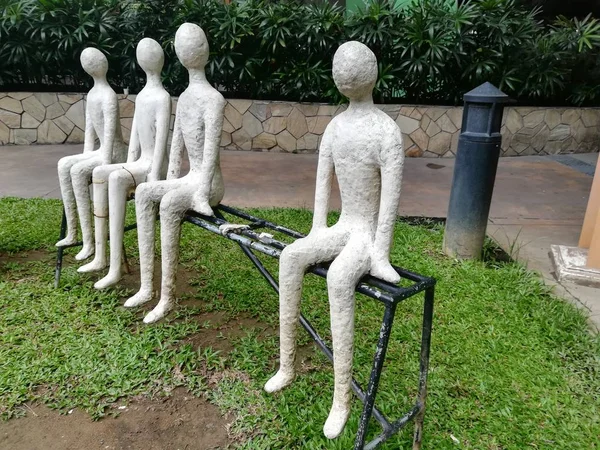 Escultura Pessoas Sentadas Banco Parque — Fotografia de Stock