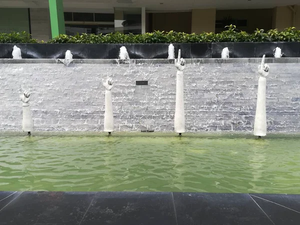 Modern şehir çeşmesinin gündüz çekimi 