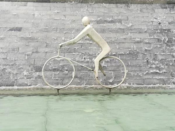 Daytime Shot Abstract Sculpture Man Bicycle — Stock Photo, Image