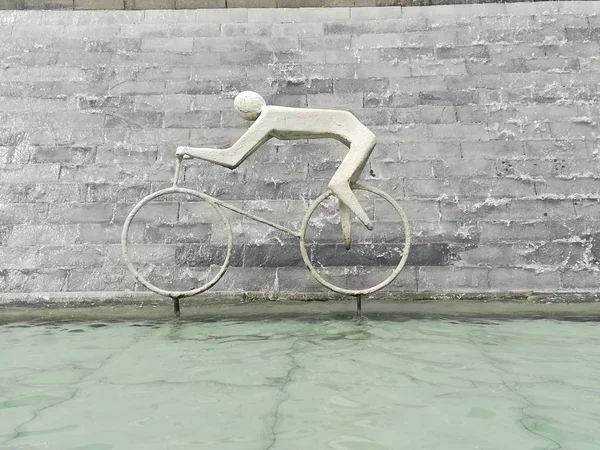 Scatto Diurno Astratto Scultura Uomo Una Bicicletta — Foto Stock