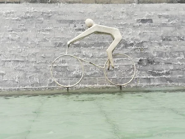 Tiro Diurno Abstrato Homem Escultura Uma Bicicleta — Fotografia de Stock