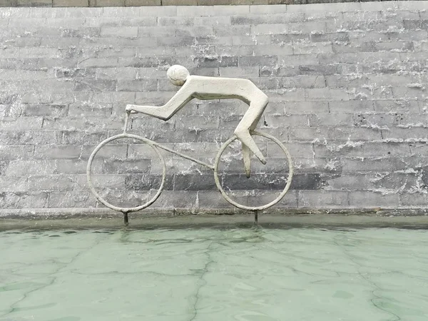 Денний Знімок Абстрактної Скульптури Людини Велосипеді — стокове фото