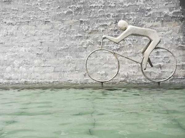 Tiro Diurno Abstrato Homem Escultura Uma Bicicleta — Fotografia de Stock
