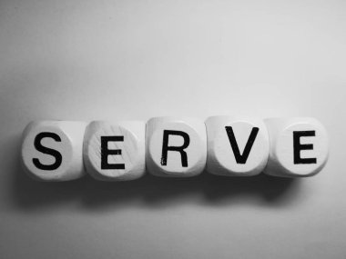 beyaz zar küpleri üzerinde sözcük servis 