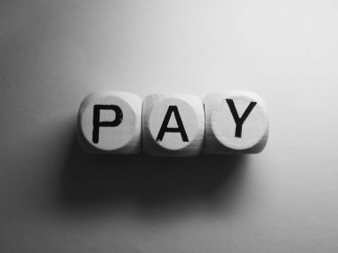 Beyaz zar küplerine yazılan kelime ödemesi