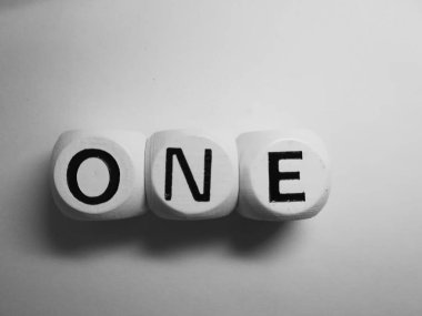 beyaz zar küpleri hakkında tek kelime 