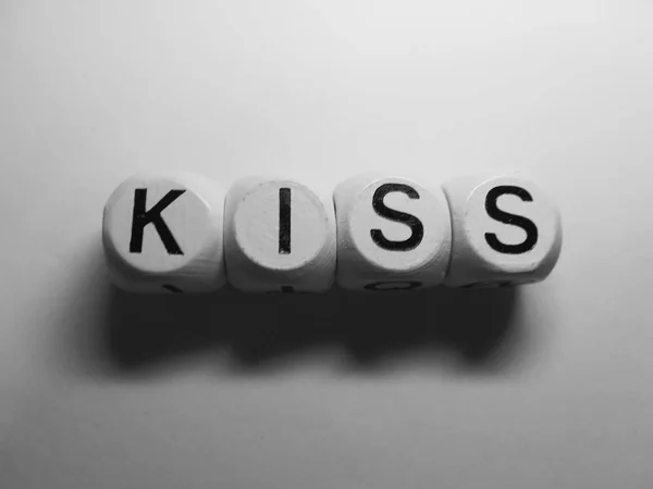 Kyss Ord Vita Tärningar Kuber — Stockfoto
