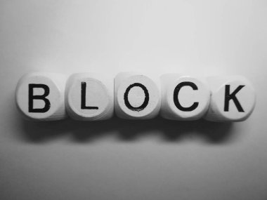 beyaz zar küpleri üzerindeki sözcüğü engelle 