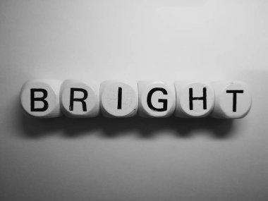 Beyaz zar küpleri hakkında parlak bir kelime