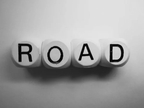 beyaz zar küpleri üzerine yol kelimesi