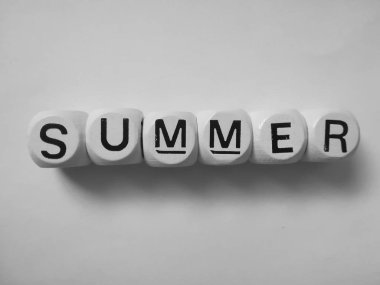 beyaz zar küpleri üzerine yaz kelimesi