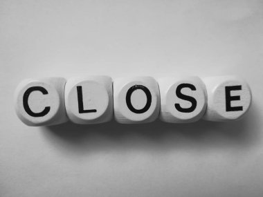 beyaz zar küpleri üzerine kapalı sözcük