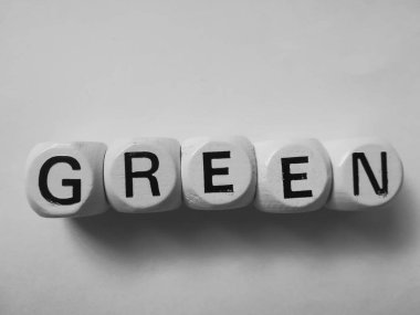 beyaz zar küpleri üzerine yeşil kelime