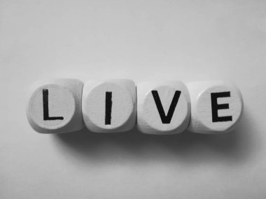 Beyaz zar küpleri üzerinde canlı sözcük