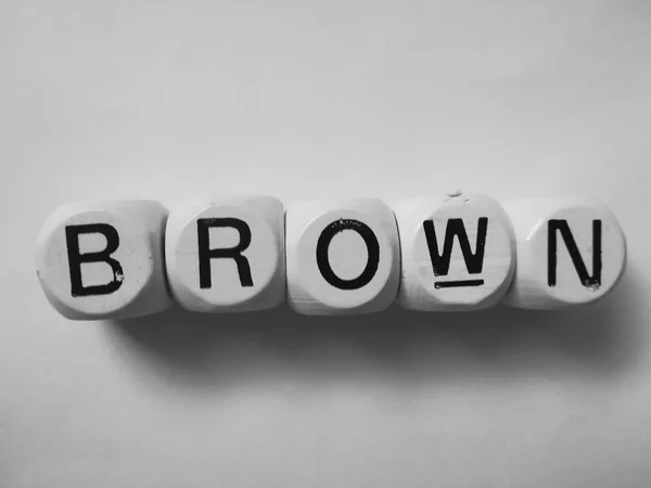 beyaz zar küpleri üzerine kahverengi kelime