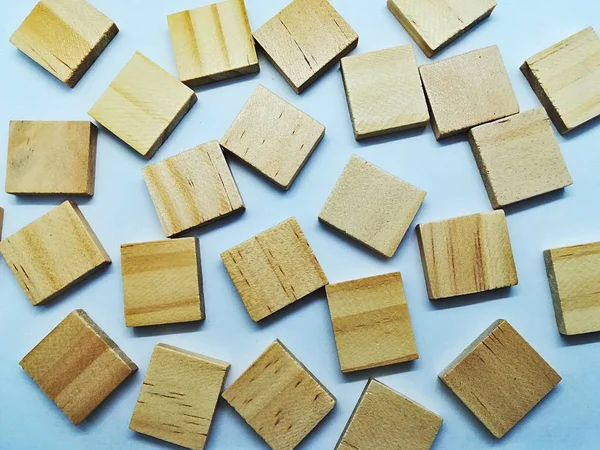 mavi arkaplanda farklı tahta şekiller, üst görünüm.