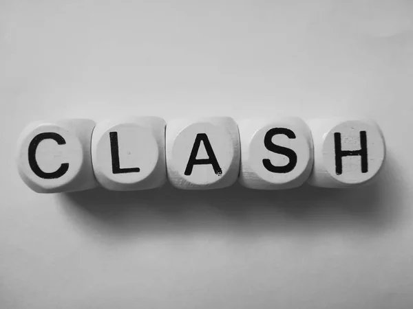 Beyaz zar küpleri üzerinde çakışan sözcük