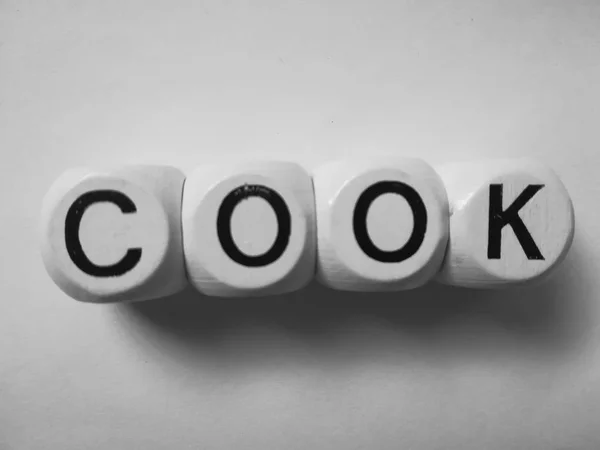 Beyaz zar küpleri üzerinde yemek sözcükleri