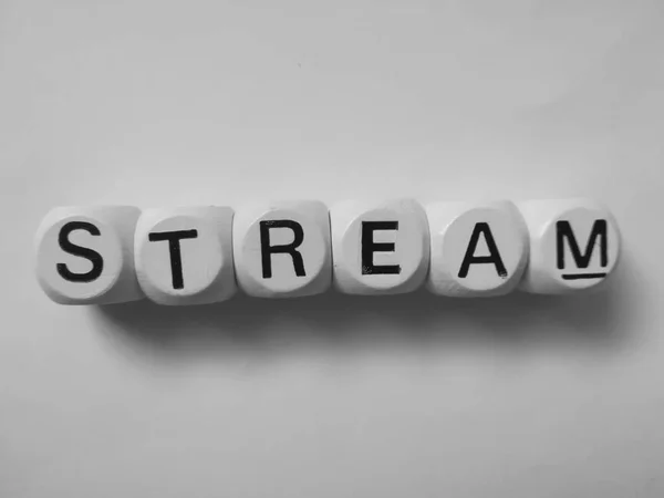 beyaz zar küpleri üzerinde akış kelimesi