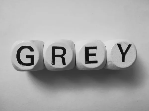 beyaz zar küpleri üzerine gri kelime