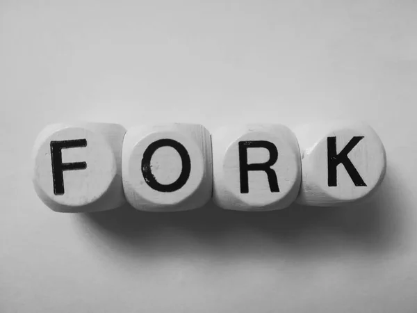白いサイコロの上に単語をフォーク — ストック写真