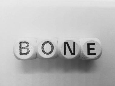 Beyaz arka plan üzerinde zarları kullanma kelime kemik yazıldığından