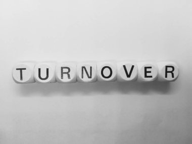 Beyaz arka plan üzerinde zarları kullanma kelime ciro yazıldığından