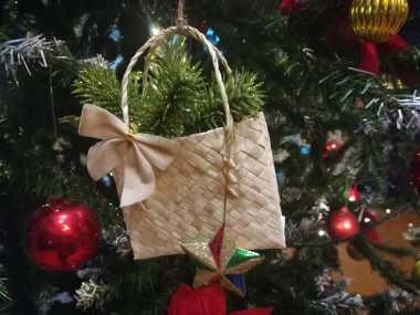 Ağacın üzerinde süslenmiş Noel süsleri. Yeni yıl konsepti, mutlu Noeller.!