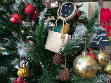 Ağacın üzerinde süslenmiş Noel süsleri. Yeni yıl konsepti, mutlu Noeller.!