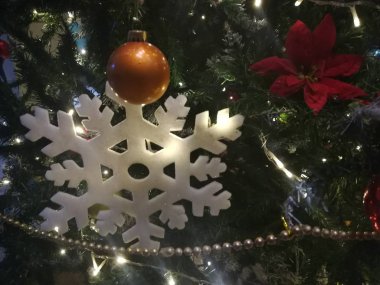 Çam ağacında süslenmiş Noel süsleri. Yeni yıl konsepti, mutlu Noeller.