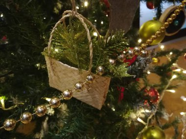 Çam ağacında süslenmiş Noel süsleri. Yeni yıl konsepti, mutlu Noeller.