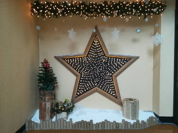 Yılbaşı arifesi için dekore edilmiş Noel ağacı odadaki bir stüdyoda