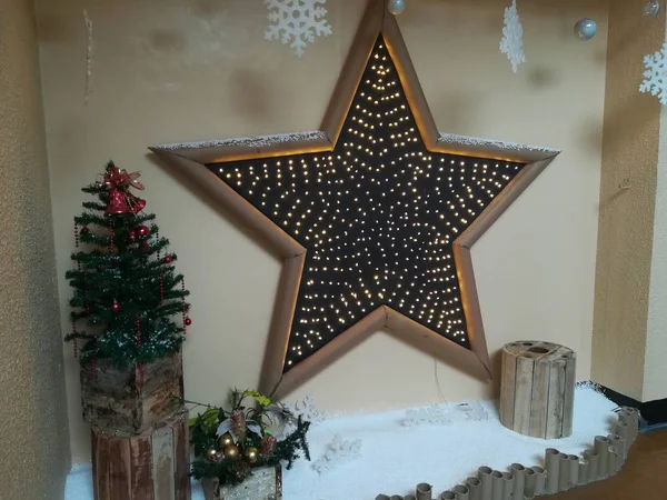 Yılbaşı arifesi için dekore edilmiş Noel ağacı odadaki bir stüdyoda