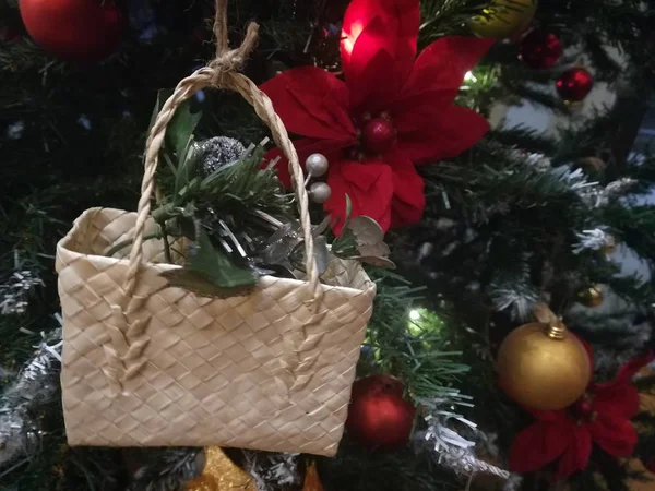 크리스마스 장식을 나무에 장식했지 새해의 크리스마스 — 스톡 사진