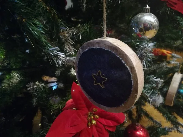 Geschmückter Weihnachtsschmuck Baum Das Konzept Von Neujahr Frohe Weihnachten — Stockfoto