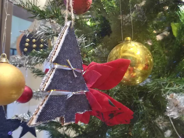 Geschmückter Weihnachtsschmuck Baum Das Konzept Von Neujahr Frohe Weihnachten — Stockfoto
