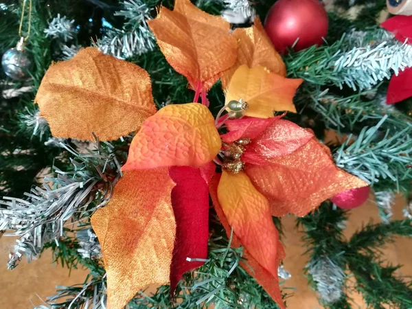 Decoração Natal Com Flores Vermelhas Amarelas — Fotografia de Stock