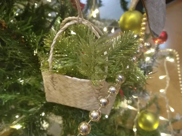 松树上装饰着圣诞装饰品 新年的概念 快乐的圣诞节 — 图库照片
