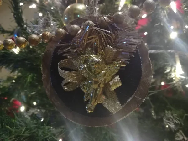 松树上装饰着圣诞装饰品 新年的概念 快乐的圣诞节 — 图库照片